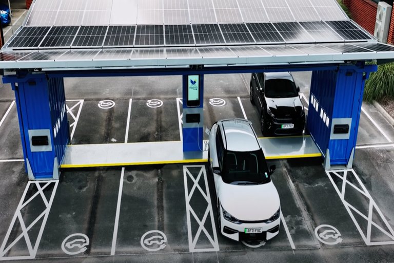 Madrid lanza red pública de cargadores solares para móviles
